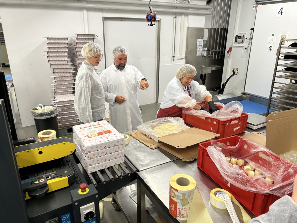 Geschäftsführer Massimo Forgione erläuterte Oberbürgermeisterin Katrin Albsteiger die verschiedenen Abläufe in der Produktion. 